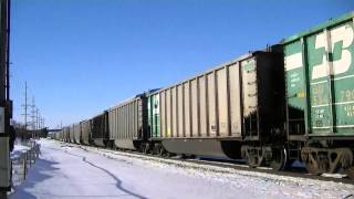 preview picture of video 'BNSF Cargill Feed Train in Snowy Ottumwa, Iowa'