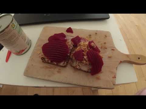 MongoTV_10899 - Min Frokost - RUGBRØD Med LEVERPOSTEJ og RISTET LØG Med RØDBEDER