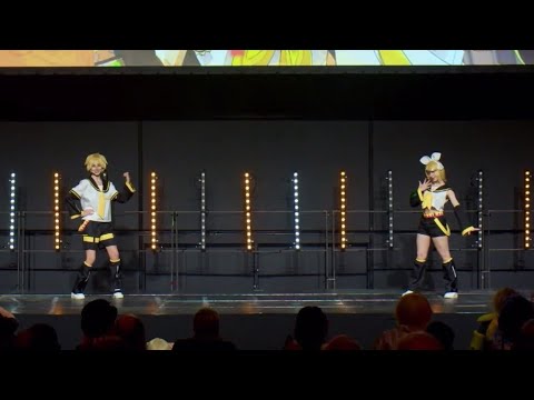 Rin and Len Kagamine cosplay performance.