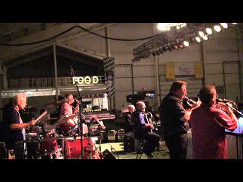 Don't Fight Girls Polka - The Dynatones - Frankenmuth Michigan August 2012 - Polkas Music