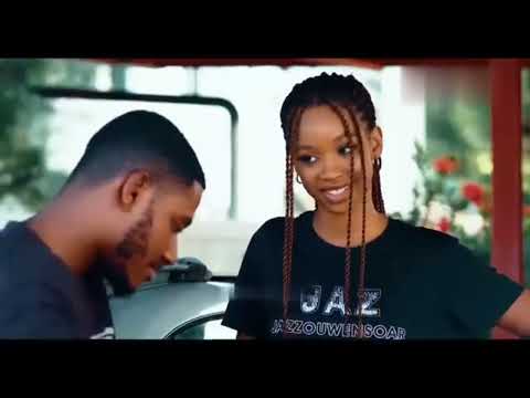 La jeune fille a papa arrogante et hautaine deviens douce et calme lorsqu'elle tombe amoureuse du 