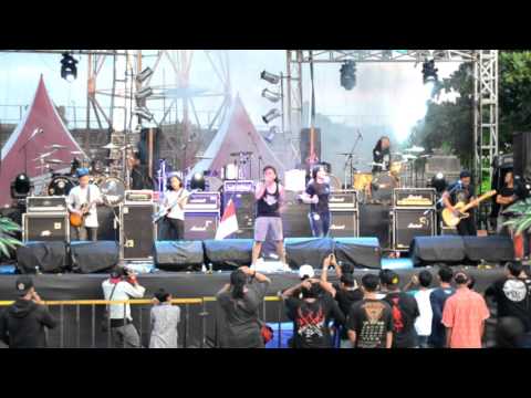 SEPATU BAJA TERPURUK FEAT SARI NYMPHEA