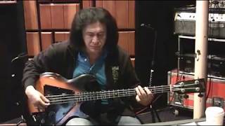 Video thumbnail for Gene Simmons with his 1976 Sunburst Gibson Ripper by Hubertblues