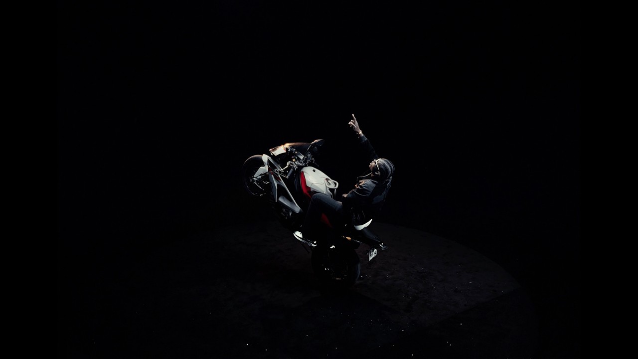 La Mano 1.9 - CHANEL (Clipe Oficial)