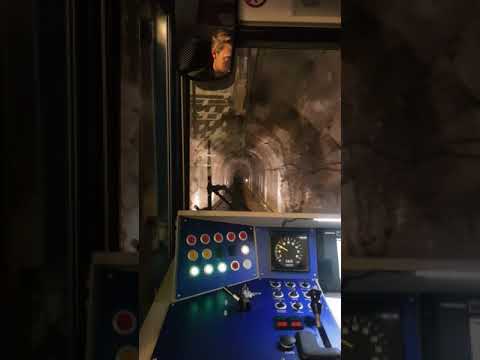 Zugspitzbahn mit Lokführer durch den Tunnel vom Riffelriß