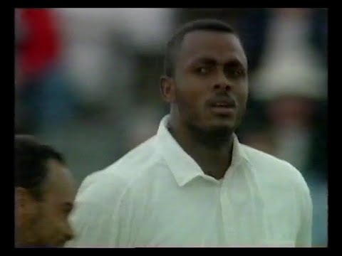ENGLAND v WEST INDIES 1st TEST MATCH DAY 4 HEADINGLEY JUNE 11 1995 COURTNEY WALSH GRAHAM THORPE