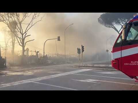 Intervento dei Vigili del fuoco per uno spaventoso incendio a Centocelle