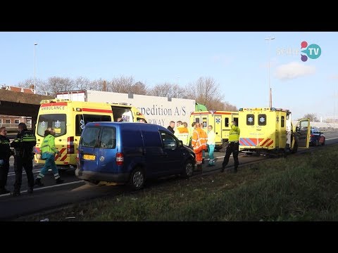 SCHIE TV: Auto knalt achterop ambulance op de A20