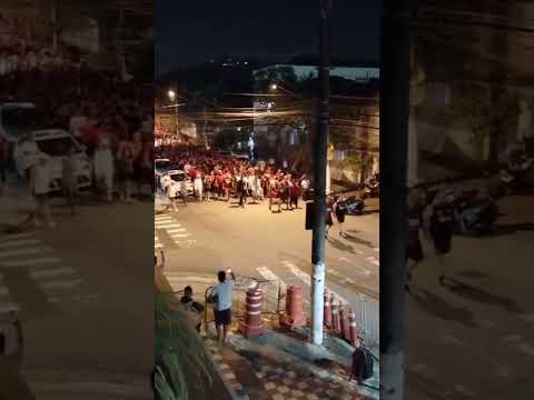 "La hinchada leprosa llegando al Estadio del Santos" Barra: La Hinchada Más Popular &bull; Club: Newell's Old Boys