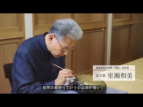 木の屋根とプールのあるオープンスペースのある家