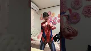 体のラインが分かってしまう女の子の乳揺れ