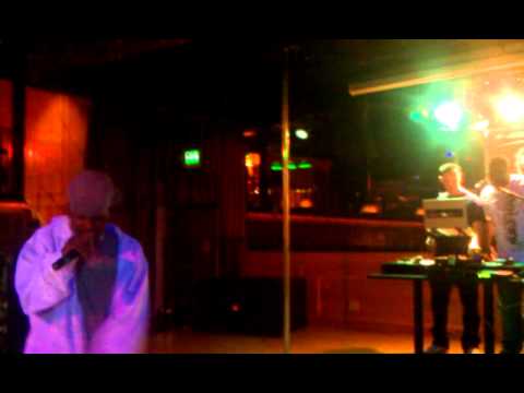 Tha Dramaboy .. Performing "Addicted 2 Money" ..@400dramaboy