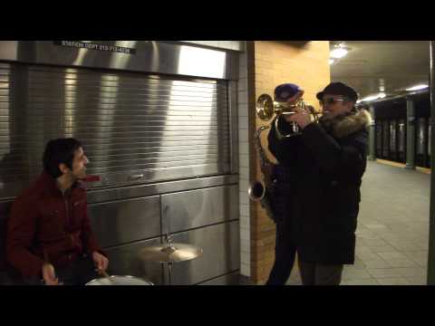 AMAZING Street musician! -  Mario Fragiacomo, trumpet player - New York