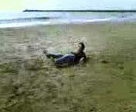 Caci cade in spiaggia vestito...