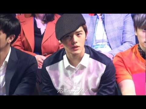 [Fancam] 121025 ZE:A Dongjun - Pret a Porter Busan 2013 S/S collection 관람중