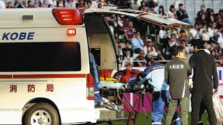 試合中に救急車…GKとDFが激突した“衝撃の瞬間”にスタジアムが凍りついた😨🚑#Jリーグ#ヴィッセル神戸#名古屋グランパス#サッカー事故#救急車#前川黛也#トゥーレル#衝撃映像#スポーツニュース