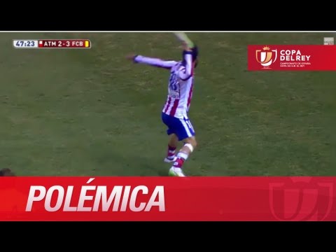 Arda Turan le lanza la bota al linier