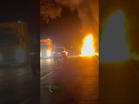 Veículo pega fogo e chama atenção na BR-381 em MG
