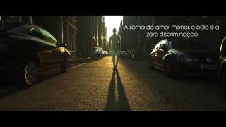 O artista de hip hop britânico Adian Coker faz barulho pela #ZeroDiscriminação