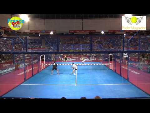 Beau point de padel avec la porte