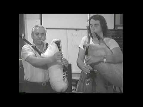 2 gaidas (Lazo Nikolovski and Linsey Pollak) play 'Oro se vie kraj manastirot'