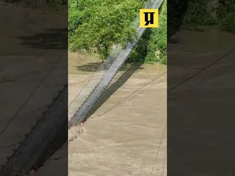 भोटेकोशीको बाढी त्रिशूली हुँदै चितवनसम्म, कुरिनटारमा झोलुङ्गे पुल छुने तहमा उर्लियो नदी