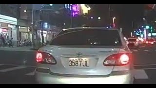 先到路口停下來再打方向燈優質駕駛