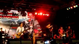 preview picture of video 'Detik-Detik Incident Vocalis Band (Giring-Nidji) saat konser di Kota Manado terjadi jam (12.08) Wita'