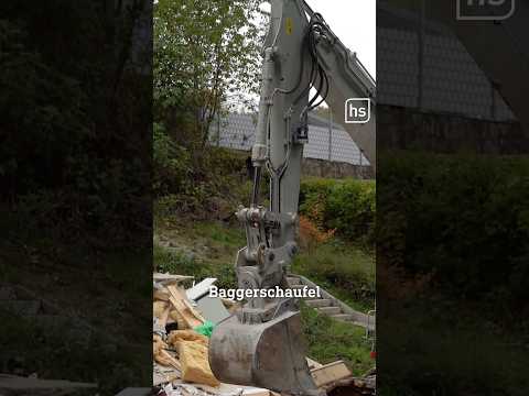 War es Absicht? Mann rammt fremdes Haus mit Bagger