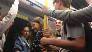 Download lagu Crowded London Underground Metro Train during Rush Hour ( भीड़ ट्रेन) (قطار مزدحم) mp3