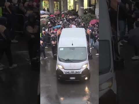 Snoop Dogg porta la Fiamma Olimpica a Gallarate