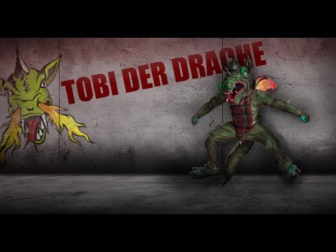Drache Tobi trifft von der Mittellinie