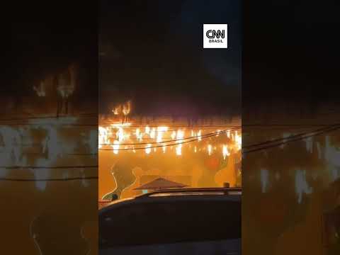 Incêndio de grandes proporções atinge bar na Barra da Tijuca, no Rio