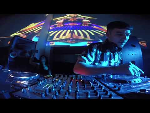 Michael Bibi | Set [Lost City]  [Lost Beach]  [Quito, Ecuador 2019]