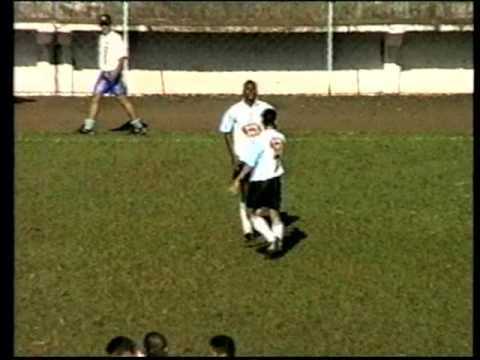 ADRIANO LEVA UM TIRO DEPOIS DO GOL.