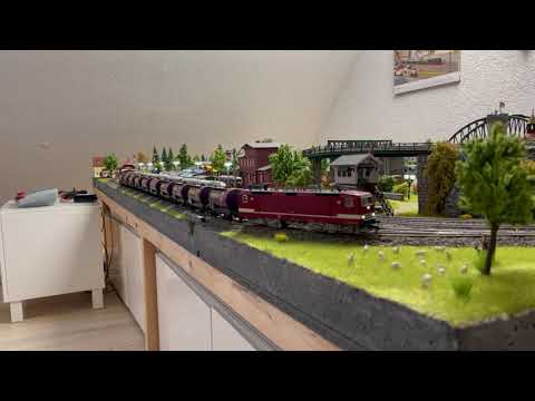 BR 243 der DR fährt an Burgstein vorbei