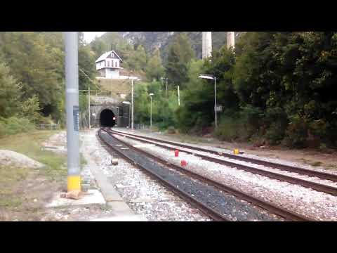 treno regionale in arrivo a vernante