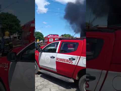 Incêndio consome galpão no bairro Aviso.