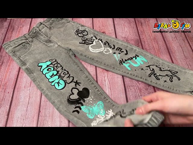Брюки джинсовые Lanson Kids с черно-белыми изображениями и яркими текстом серые - видео