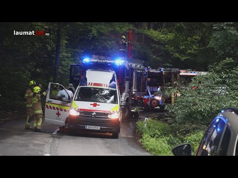 Auto bei Eberschwang von Straße abgekommen und in steiles Waldstück abgestürzt