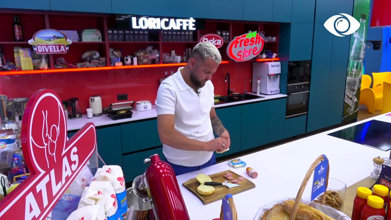 Dea dhe Efi ushqehen teksa qëndrojnë të përqafuara në sfidën e rezistencës