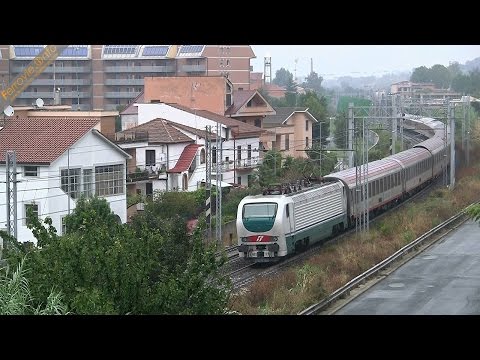 E.402B.152 with EuroNight 235 running near Monterotondo under heavy rain