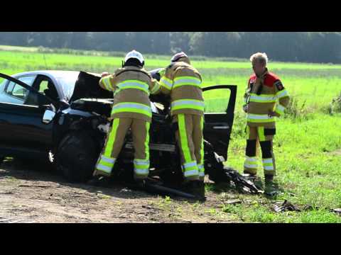 Auto botst tegen boom op de Dingshofweg in Olst