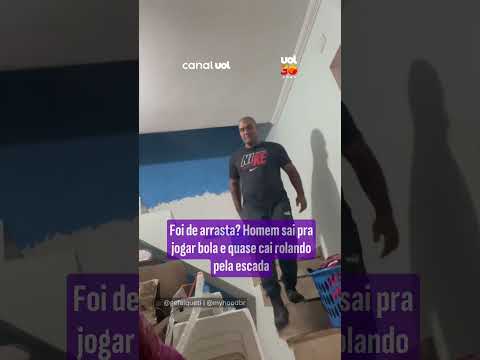 Homem escorrega na escada durante teste de microfone e vídeo viraliza