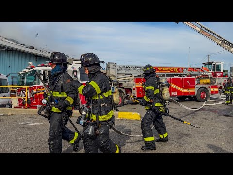FDNY combatte un incendio in un magazzino con 4 allarmi a Brooklyn | 700 Columbia Street Box 3810