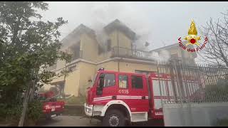 abitazione-in-fiamme-a-volturara-anziana-salvata-dai-carabinieri-e-misericordia