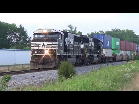 NS 6926 (EMD SD60E CRESENT CAB)  leads NS V07 - 28