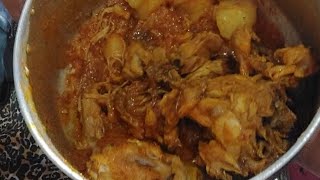 comendo de mão carcaça de galinha pé costela pescoço macarrão farinha e pimenta vamos  jantar gente 