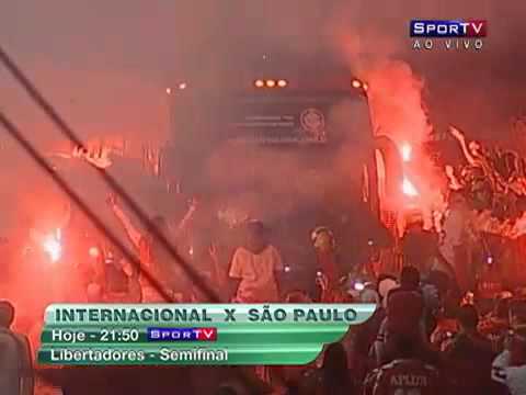 "Em meio Ã s ruas de fogo, Ã´nibus do Inter chega ao Beira-Rio para semifinal da Libertadores" Barra: Guarda Popular • Club: Internacional