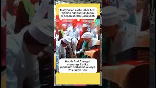 Download lagu Habib Alwi Assegaf cries while kissing the Prophet's turban #habib #alwiassegaf #trending #shorts... mp3